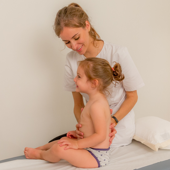 traitement de l'ostéopathe d'un enfant avec scoliose