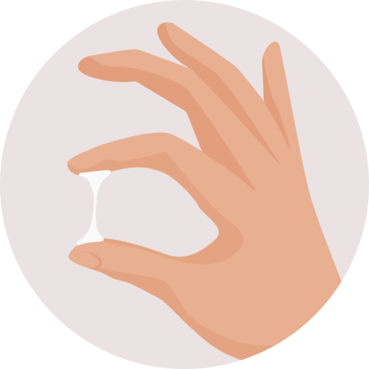 glaire cervicale entre le pouce et l'index pour apprécier ses caractéristiques et savoir si la femme est en période de fertilité