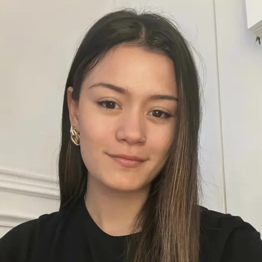 Portrait de Carla ASTORE ostéopathe spécialisée à Paris 7 et 8