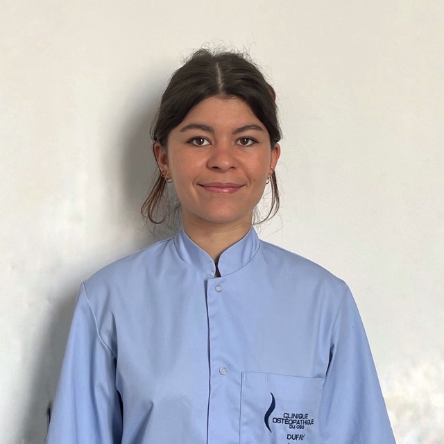 Portrait de Jeanne DUFAY ostéopathe spécialisée à Paris