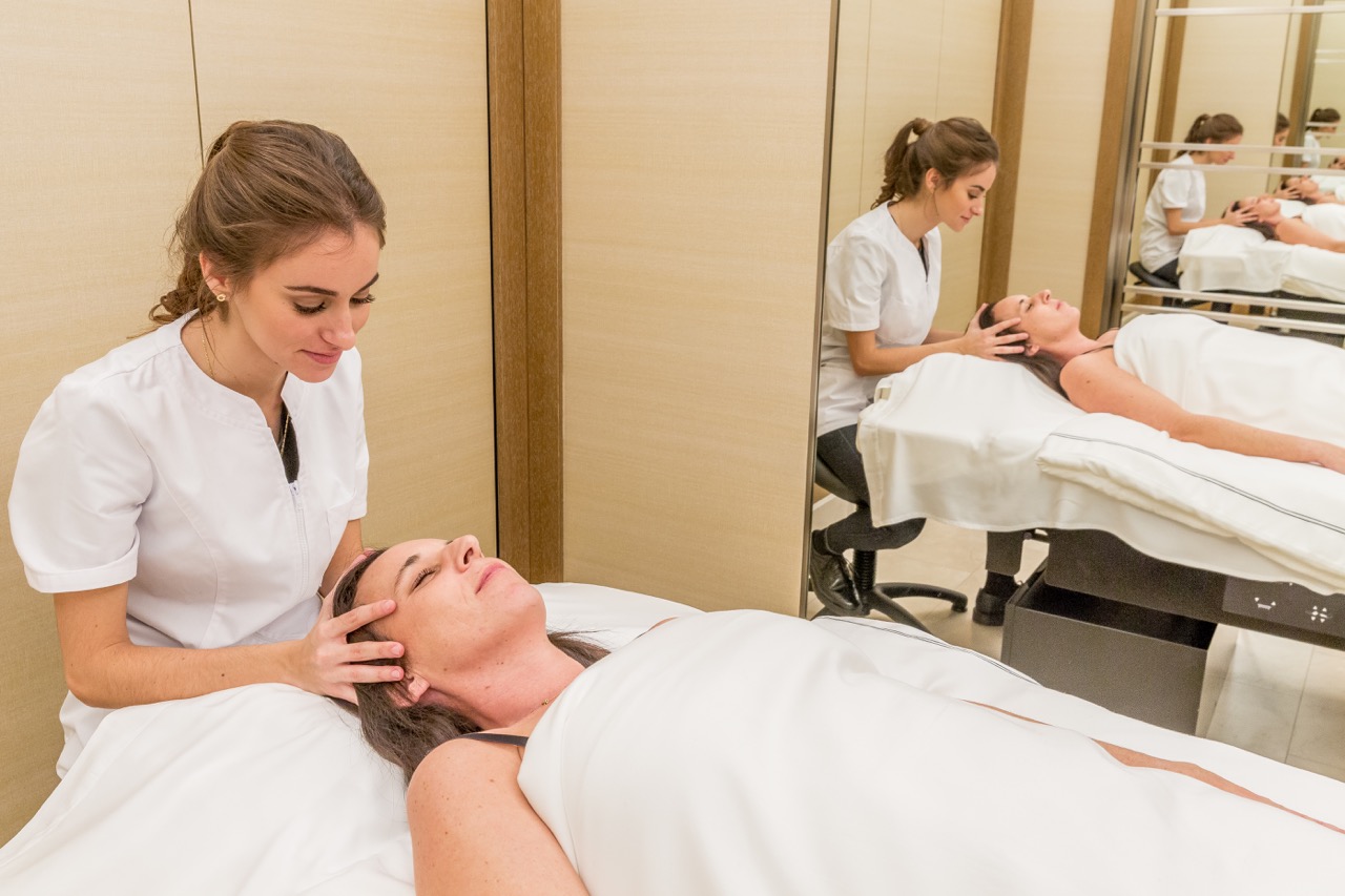 Séance d’ostéopathie spécialisée en fertilité à Paris, pour relâcher les tensions et préparer le corps à un projet de grossesse ou à un parcours PMA.