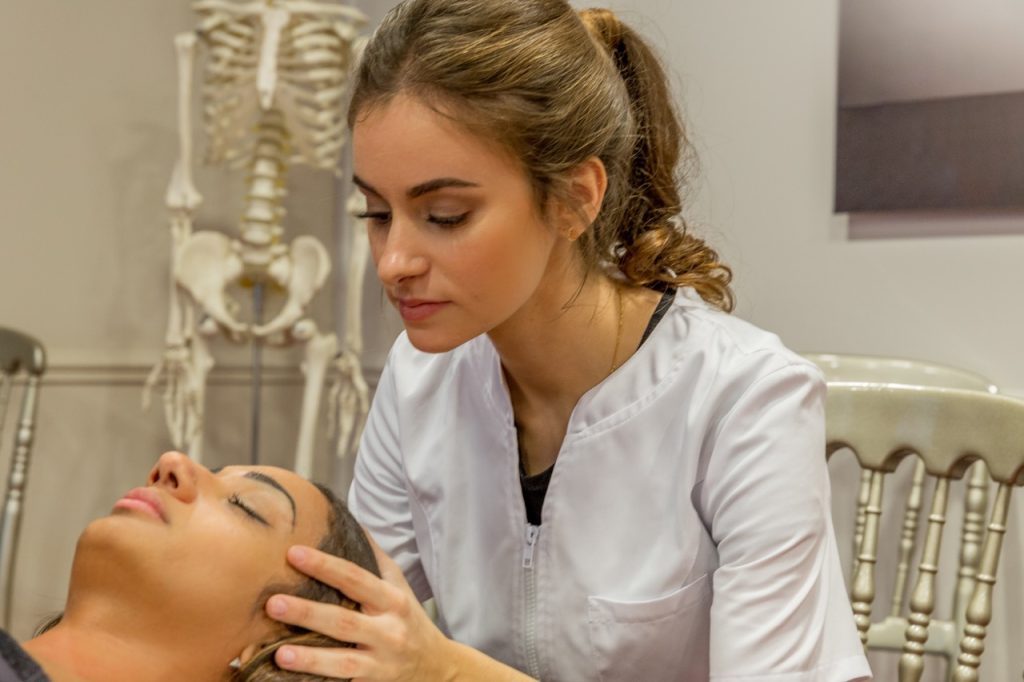 Ostéopathe travaillant sur les cervicales pour un cou bloqué