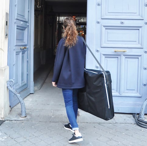 Ostéopathe à domicile à Paris, Mathilde Locqueville se déplace avec sa table de consultation